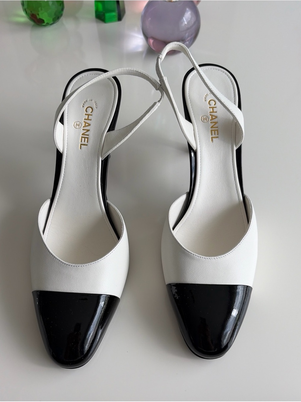 26A Chanel Lambskin & Patent Calfskin White & Black Apple Slingback 38.5 New - Picture 4 of 16